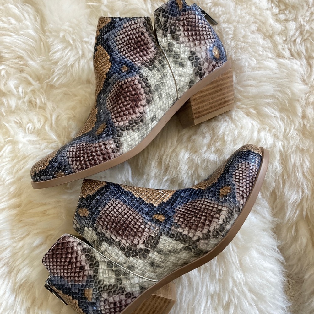 NWOB pelle moda low ankle boots snake skin print leather